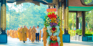 Đức Pháp Chủ GHPGVN dâng hương và đặt vòng hoa tưởng niệm các anh hùng liệt sĩ tại Đền Bến Dược và Đền Gia Định