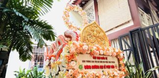 Cận cảnh hình ảnh các kiệu rước Phật tối nay tại TP.HCM