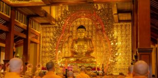 Đức Pháp chủ chứng minh lễ tác pháp An cư tại Việt Nam Quốc Tự.