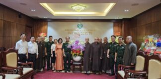 Bộ Tư lệnh TP.HCM đến thăm và chúc mừng Phật đản PL.2568