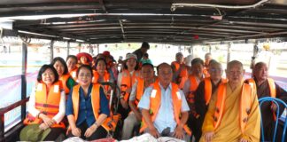 Quận 8: Tăng ni Phật tử tham gia “Ngày hội vì dòng kênh xanh”