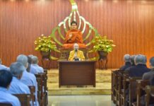 Trưởng lão Hòa thượng Thích Minh Thông sách tấn các hành giả tại hạ trường chùa Vạn Đức (TP.HCM)