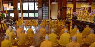 Đức Pháp chủ GHPGVN cùng chư Tăng thính giới trong ngày trưởng tịnh đầu mùa An cư