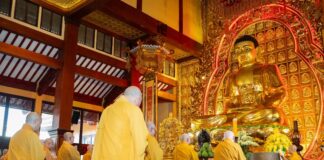 TP.HCM: Trang nghiêm lễ Bố tát, thính giới tại Việt Nam Quốc Tự