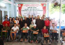 Quận 8: Tặng quà, xe lăn cho người khiếm thị và người khuyết tật tại huyện Củ Chi và huyện Hóc Môn
