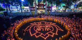 Hơn 2500 Phật tử tham dự lễ phóng liên đăng trong Pháp hội Vu lan Báo hiếu tại Việt Nam Quốc Tự