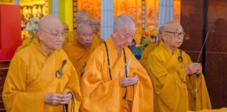 Đức Pháp chủ khai thị và niêm đàn Pháp hội Vu lan tại Việt Nam Quốc Tự