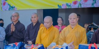 Trao 1200 phần quà đến bà con khó khăn nhân mùa Vu lan Báo hiếu tại Việt Nam Quốc Tự và chùa Phổ Quang