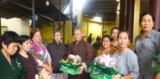 Quận 8: Chùa Đồng Phước tặng quà đến bàn con nghèo tại địa phương