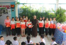 Quận 8: Tặng quà Trung thu đến các em học sinh khuyết tật