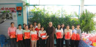 Quận 8: Tặng quà Trung thu đến các em học sinh khuyết tật