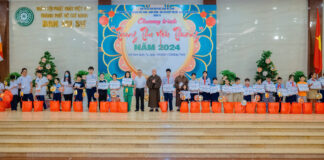 Đón Tết Trung thu và trao học bổng đến 120 em thiếu nhi tại Việt Nam Quốc Tự