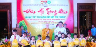 Quận 8: Chùa Quan Âm trao tặng 1.200 phần quà trung thu đến các em thiếu nh