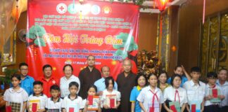 Quận 8: Chùa Linh Bửu trao học bổng, xe đạp cho các em học sinh