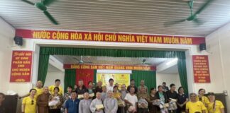 Quận 12: Ban Trị sự GHPGVN quận tổ chức trao quà đến bà con vùng bão lũ