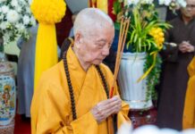 Đức Pháp chủ dâng hương tưởng niệm cố Trưởng lão Hoà thượng Thích Tịnh Hạnh