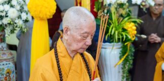 Đức Pháp chủ dâng hương tưởng niệm cố Trưởng lão Hoà thượng Thích Tịnh Hạnh