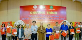 Quận 3: Tổ đình Vĩnh Nghiêm trao 300 phần quà Tết đến người dân khó khăn