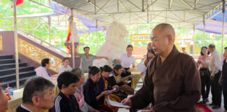 Phật giáo người Hoa TP.HCM & Phật giáo Quận 8 trao quà cho người khiếm thị, nạn nhân chất độc da cam