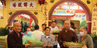 Phật giáo Quận 8 trao quà đến các hộ khó khăn, hướng đến Đại lễ Vesak 2025