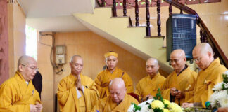 Ban Trị sự GHPGVN TP.HCM và nhiều phái đoàn đến viếng tang Trưởng lão Hòa thượng Thích Thiện Lạc