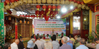 Quận 8: Chùa Pháp Thiền tổ chức khám bệnh, trao quà cho Câu lạc bộ Truyền thống Kháng chiến