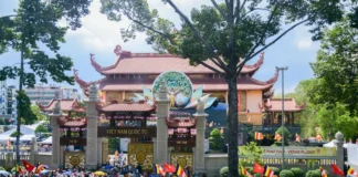 Hàng ngàn người chiêm bái xá lợi trái tim Bồ tát Thích Quảng Đức