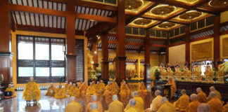 Trang nghiêm lễ Bố-tát đầu tiên tại Việt Nam Quốc Tự trong mùa Hạ 2025