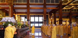 Đại lão Hòa thượng Pháp chủ chứng minh lễ bố tát định kỳ tại Việt Nam Quốc Tự