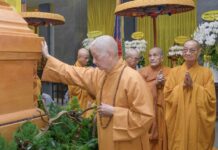 Đức Pháp chủ GHPGVN viếng tang Trưởng lão Hòa thượng Thích Thiện Tánh