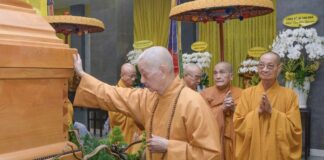 Đức Pháp chủ GHPGVN viếng tang Trưởng lão Hòa thượng Thích Thiện Tánh