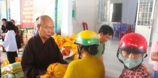 Phật giáo người Hoa TP.HCM trao quà cho hộ dân khó khăn tại xã Vinh Kim, tỉnh Vĩnh Long