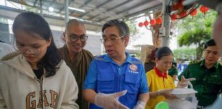 Phục vụ miễn phí hơn 10.000 suất cơm mỗi ngày tại vùng lũ Khánh Hòa