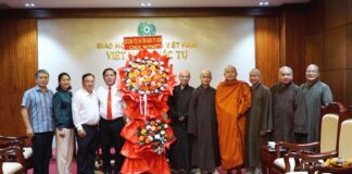 Lãnh đạo Sở Dân tộc và Tôn giáo TP.HCM chúc mừng Ban Trị sự Phật giáo TP.HCM nhân kỷ niệm 44 năm thành lập GHPGVN