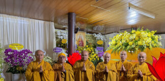 Ban Trị sự GHPGVN TP.HCM viếng tang Trưởng lão Hòa thượng Thích Giải Kinh