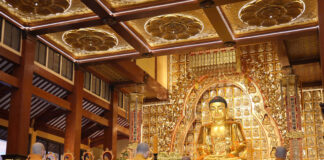 Trang nghiêm cử hành lễ Bố-tát định kỳ tại Việt Nam Quốc Tự