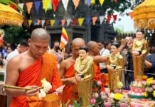 Đông đảo người dân tham dự nghi lễ tắm Phật dịp Tết Chôl Chnăm Thmây tại TPHCM