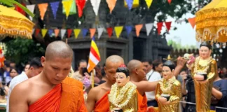 Đông đảo người dân tham dự nghi lễ tắm Phật dịp Tết Chôl Chnăm Thmây tại TPHCM