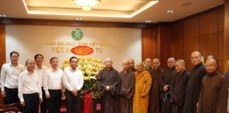 Lãnh đạo Thành phố thăm Ban Trị sự GHPGVN TP.HCM nhân mùa Phật đản PL.2570
