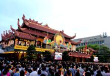 Trang nghiêm Đại lễ Phật đản Phật lịch 2570 tại lễ đài chính Việt Nam Quốc Tự