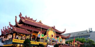 Trang nghiêm Đại lễ Phật đản Phật lịch 2570 tại lễ đài chính Việt Nam Quốc Tự