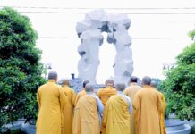 Ban Trị sự GHPGVN dâng hương tưởng niệm các Anh hùng liệt sĩ tại Nghĩa trang Liệt sĩ phường Thuận Giao