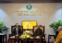 Đại sứ Vương quốc Anh thăm, chúc mừng Đại lễ Phật đản tại Việt Nam Quốc Tự