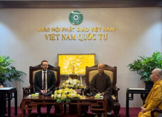 Đại sứ Vương quốc Anh thăm, chúc mừng Đại lễ Phật đản tại Việt Nam Quốc Tự