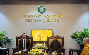 Đại sứ Vương quốc Anh thăm, chúc mừng Đại lễ Phật đản tại Việt Nam Quốc Tự