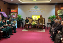 Đại diện lãnh đạo Quân khu 7 thăm, chúc mừng Đại lễ Phật đản tại Việt Nam Quốc Tự