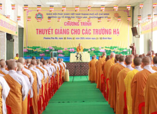 Hòa thượng Thích Huệ Thông giảng pháp cho gần 2.000 hành giả an cư khu vực Phú Mỹ