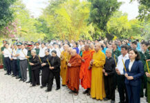 Chư tôn đức GHPGVN TP.HCM dâng hương tưởng niệm Anh hùng liệt sĩ tại Công viên Lê Thị Riêng