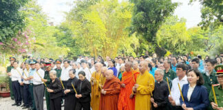 Chư tôn đức GHPGVN TP.HCM dâng hương tưởng niệm Anh hùng liệt sĩ tại Công viên Lê Thị Riêng