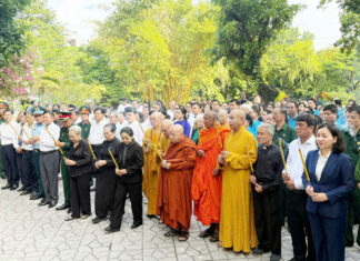 Chư tôn đức GHPGVN TP.HCM dâng hương tưởng niệm Anh hùng liệt sĩ tại Công viên Lê Thị Riêng